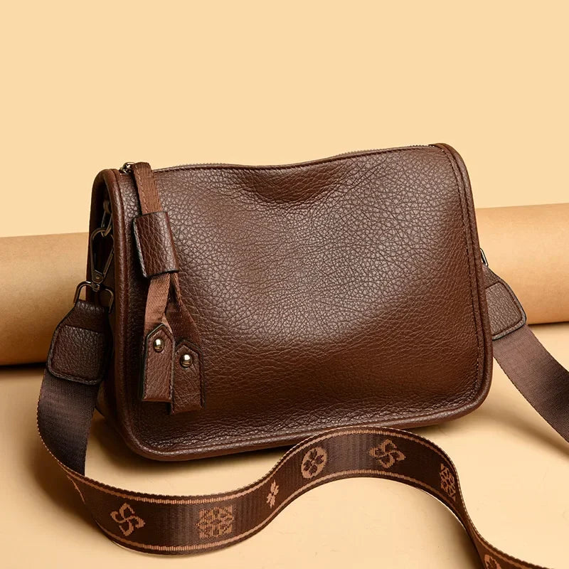 Bolsa Feminina Tiracolo Pequena em Couro Soft Premium