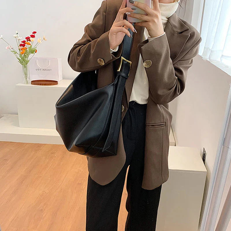 Bolsa Feminina Hobo Grande em Couro Amelinda