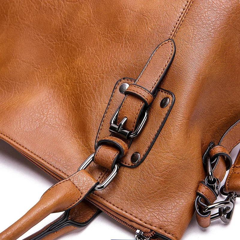 Bolsa Feminina Hobo Grande em Couro Fivelaria