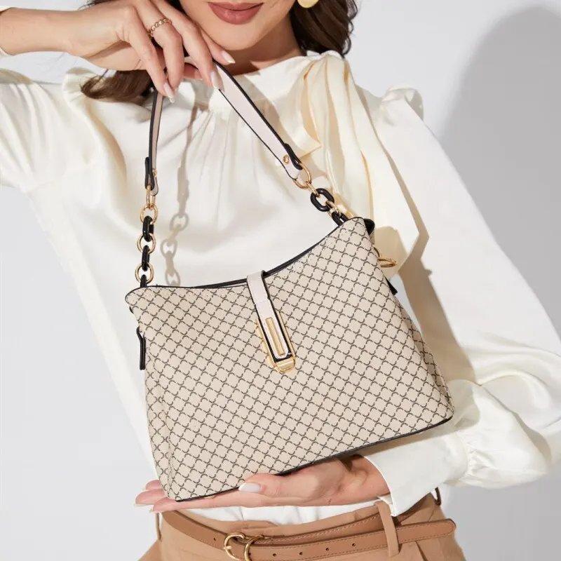 Bolsa Feminina Hobo Média em Couro Monograma