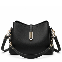 Bolsa Feminina Hobo média em Couro Minimalista