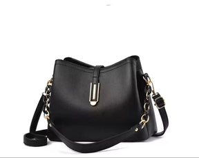 Bolsa Feminina Hobo média em Couro Minimalista