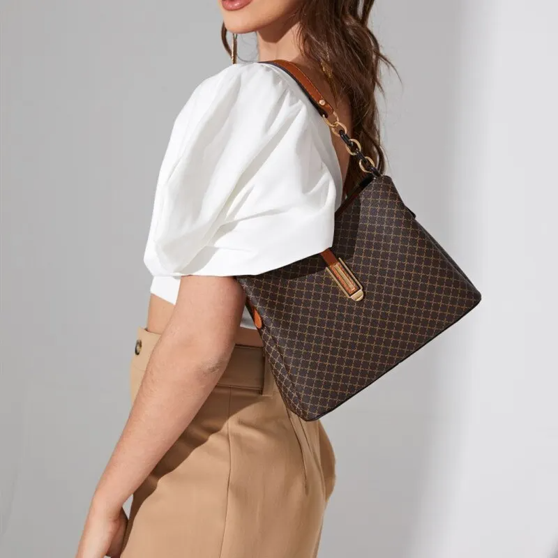 Bolsa Feminina Hobo Média em Couro Monograma