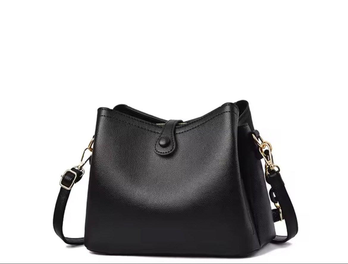 Bolsa Feminina Hobo média em Couro Minimalista