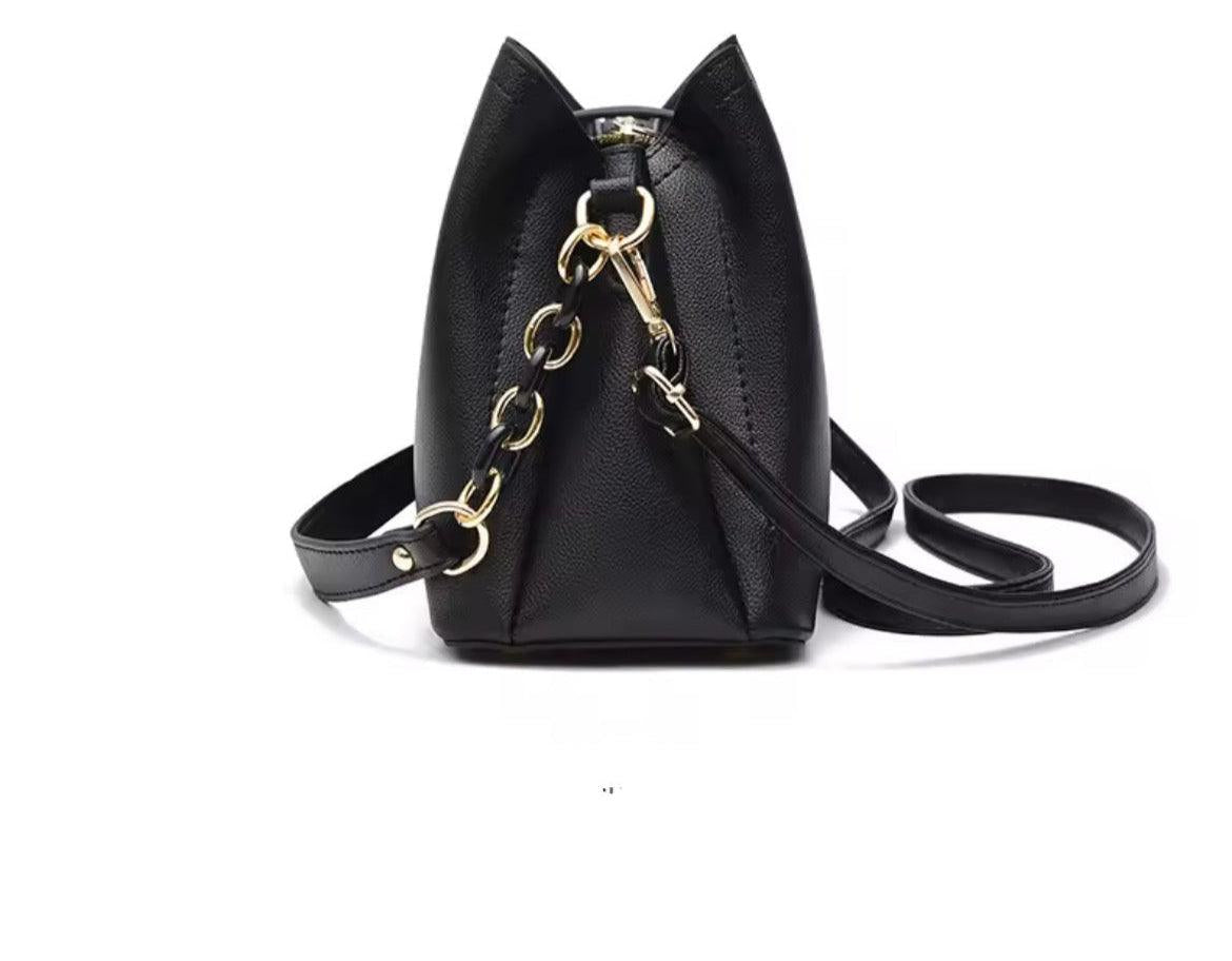 Bolsa Feminina Hobo média em Couro Minimalista