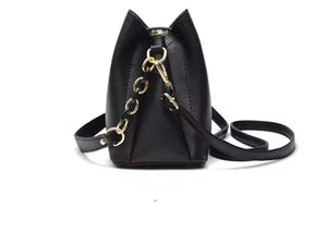 Bolsa Feminina Hobo média em Couro Minimalista