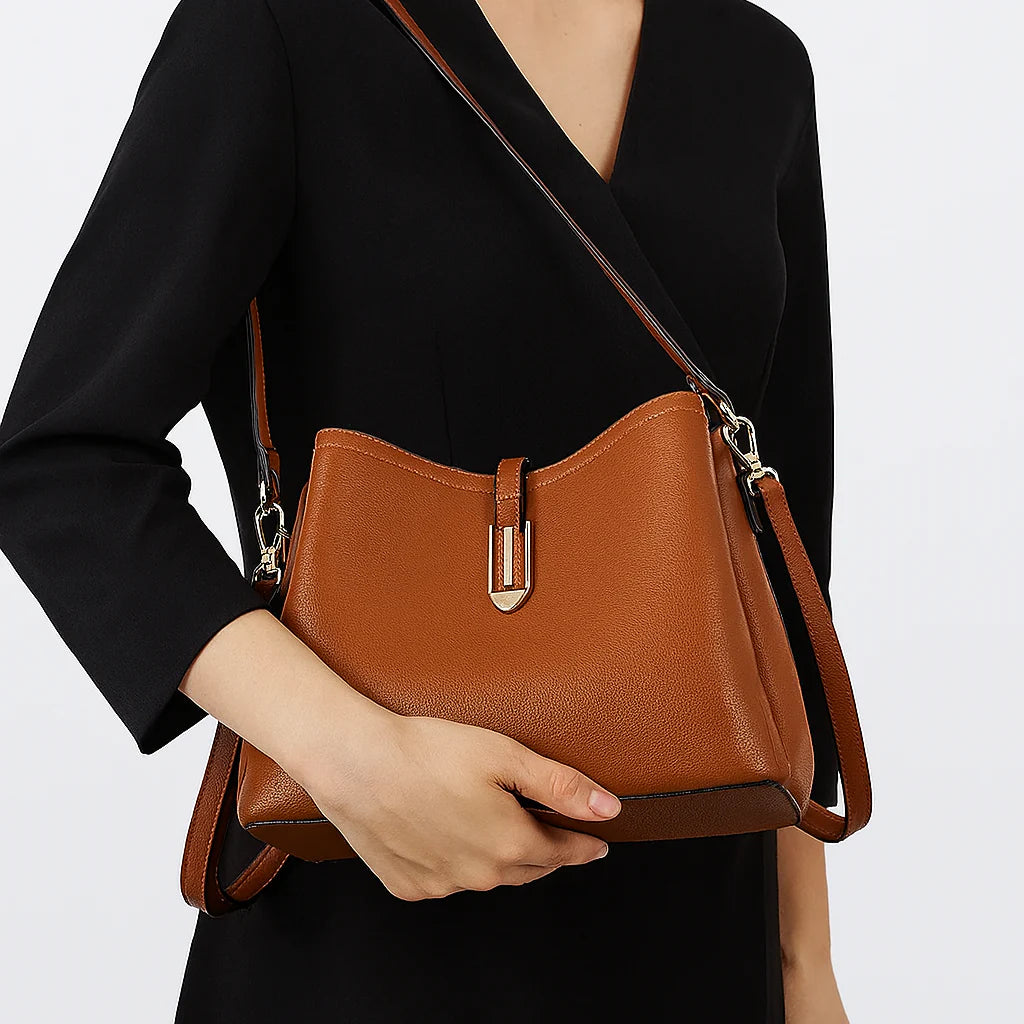 Bolsa Feminina Hobo média em Couro Minimalista