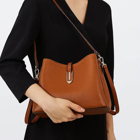 Bolsa Feminina Hobo média em Couro Minimalista