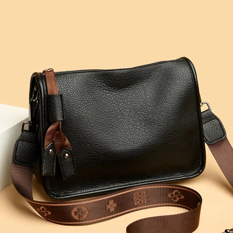 Bolsa Feminina Tiracolo Pequena em Couro Soft Premium