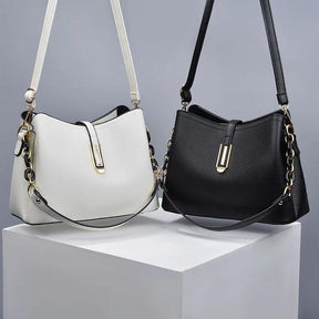 Bolsa Feminina Hobo média em Couro Minimalista