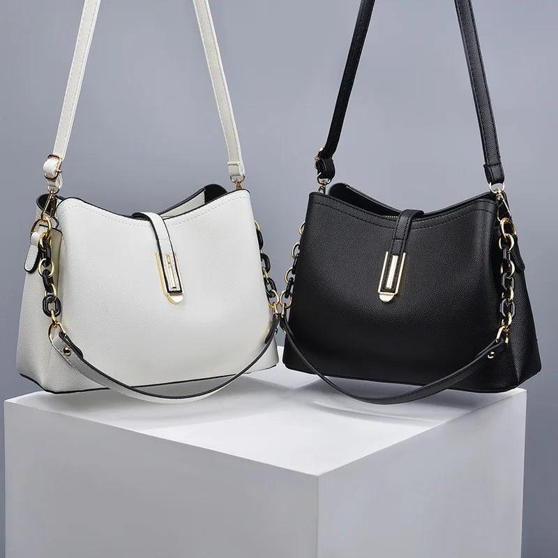 Bolsa Feminina Hobo média em Couro Minimalista