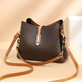 Bolsa Feminina Hobo Média em Couro Monograma