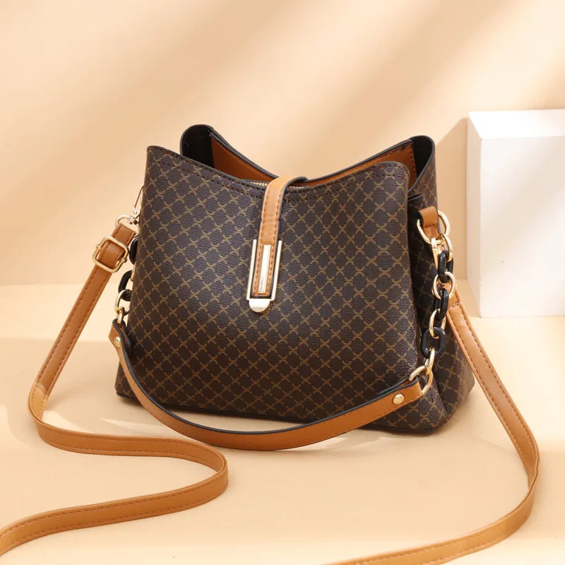 Bolsa Feminina Hobo Média em Couro Monograma