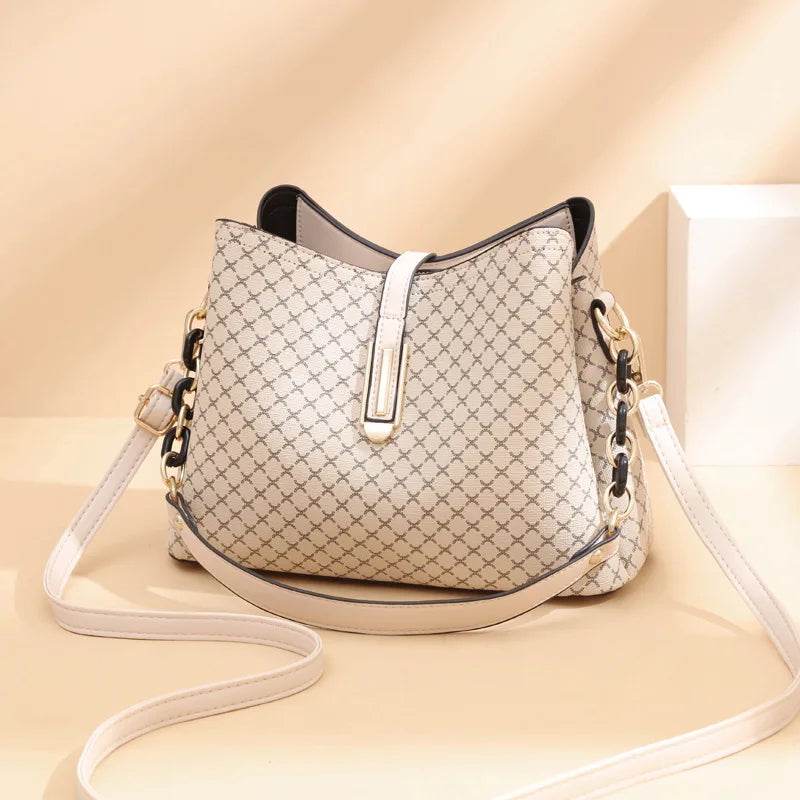 Bolsa Feminina Hobo Média em Couro Monograma