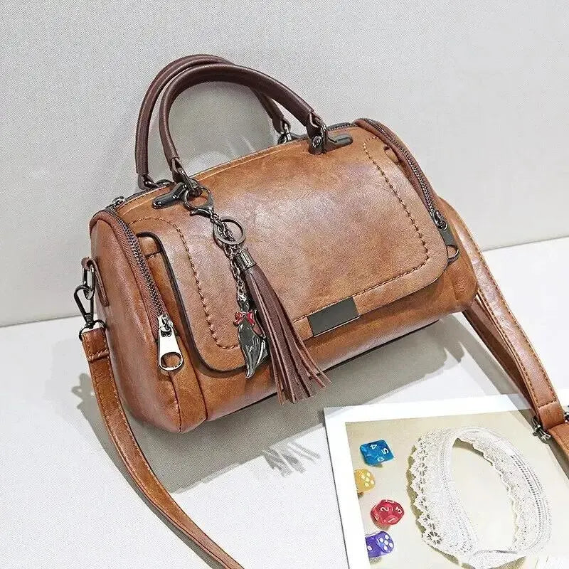 Bolsa Feminina Tiracolo Média em Couro Tina