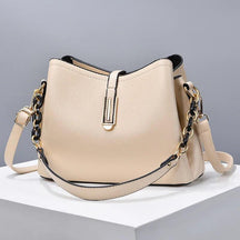 Bolsa Feminina Hobo média em Couro Minimalista