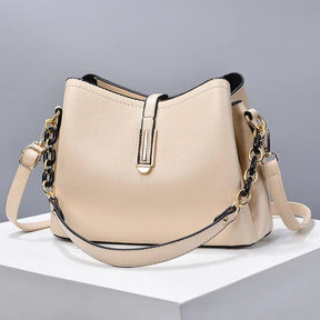 Bolsa Feminina Hobo média em Couro Minimalista