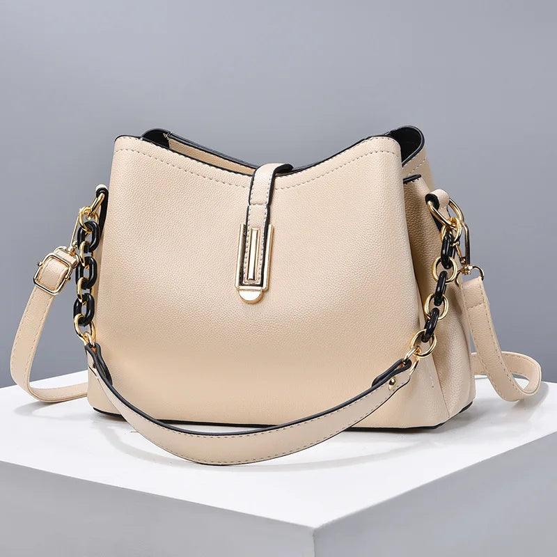 Bolsa Feminina Hobo média em Couro Minimalista
