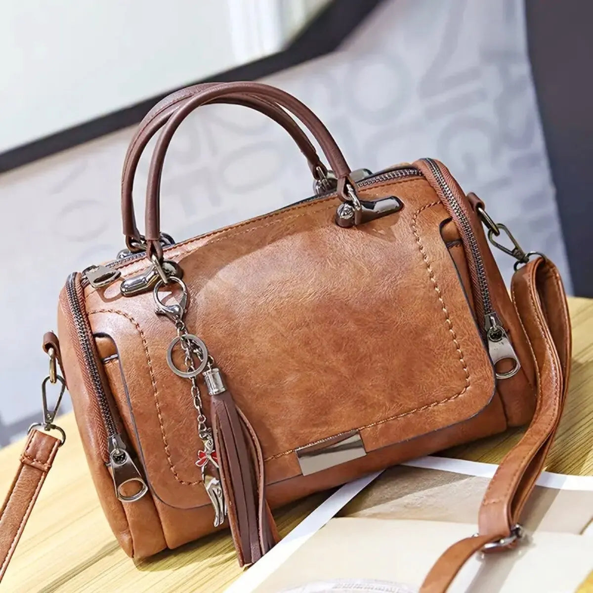 Bolsa Feminina Tiracolo Média em Couro Tina