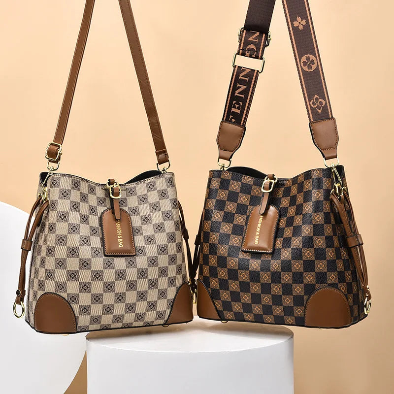 Bolsa Feminina Hobo Pequena em Couro Estampada