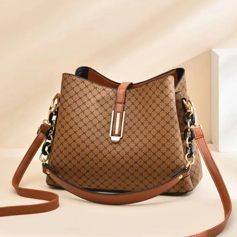 Bolsa Feminina Hobo Média em Couro Monograma
