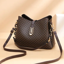 Bolsa Feminina Hobo Média em Couro Monograma