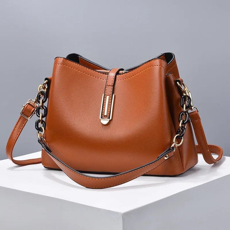 Bolsa Feminina Hobo média em Couro Minimalista