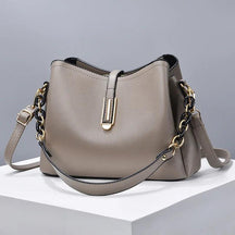 Bolsa Feminina Hobo média em Couro Minimalista