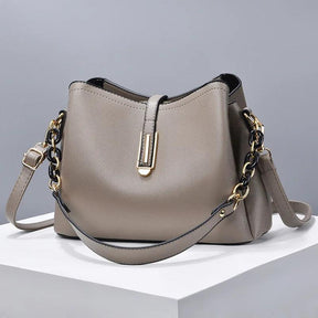 Bolsa Feminina Hobo média em Couro Minimalista