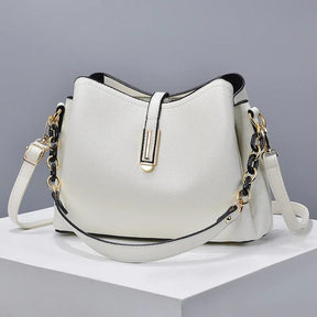 Bolsa Feminina Hobo média em Couro Minimalista