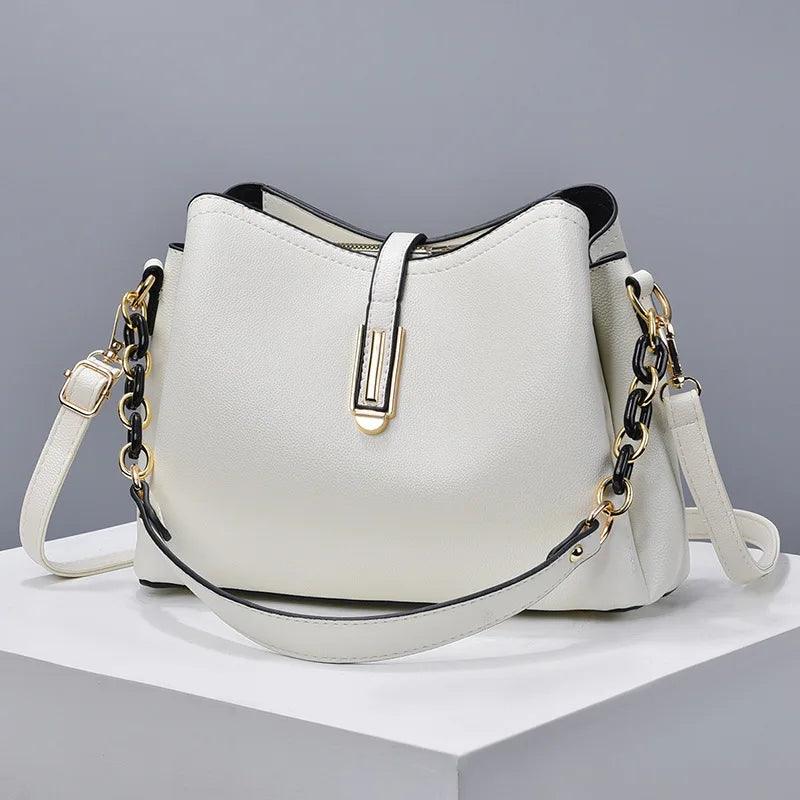 Bolsa Feminina Hobo média em Couro Minimalista