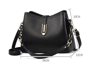 Bolsa Feminina Hobo média em Couro Minimalista